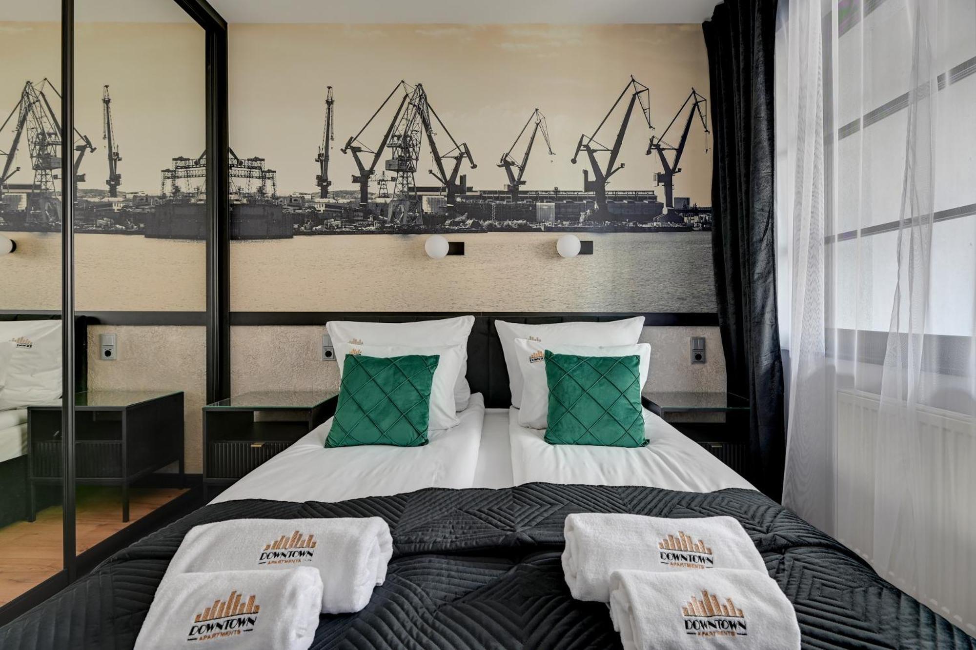 Doki Living - Foodhall & Parking By Downtown Apartments Гданск Екстериор снимка