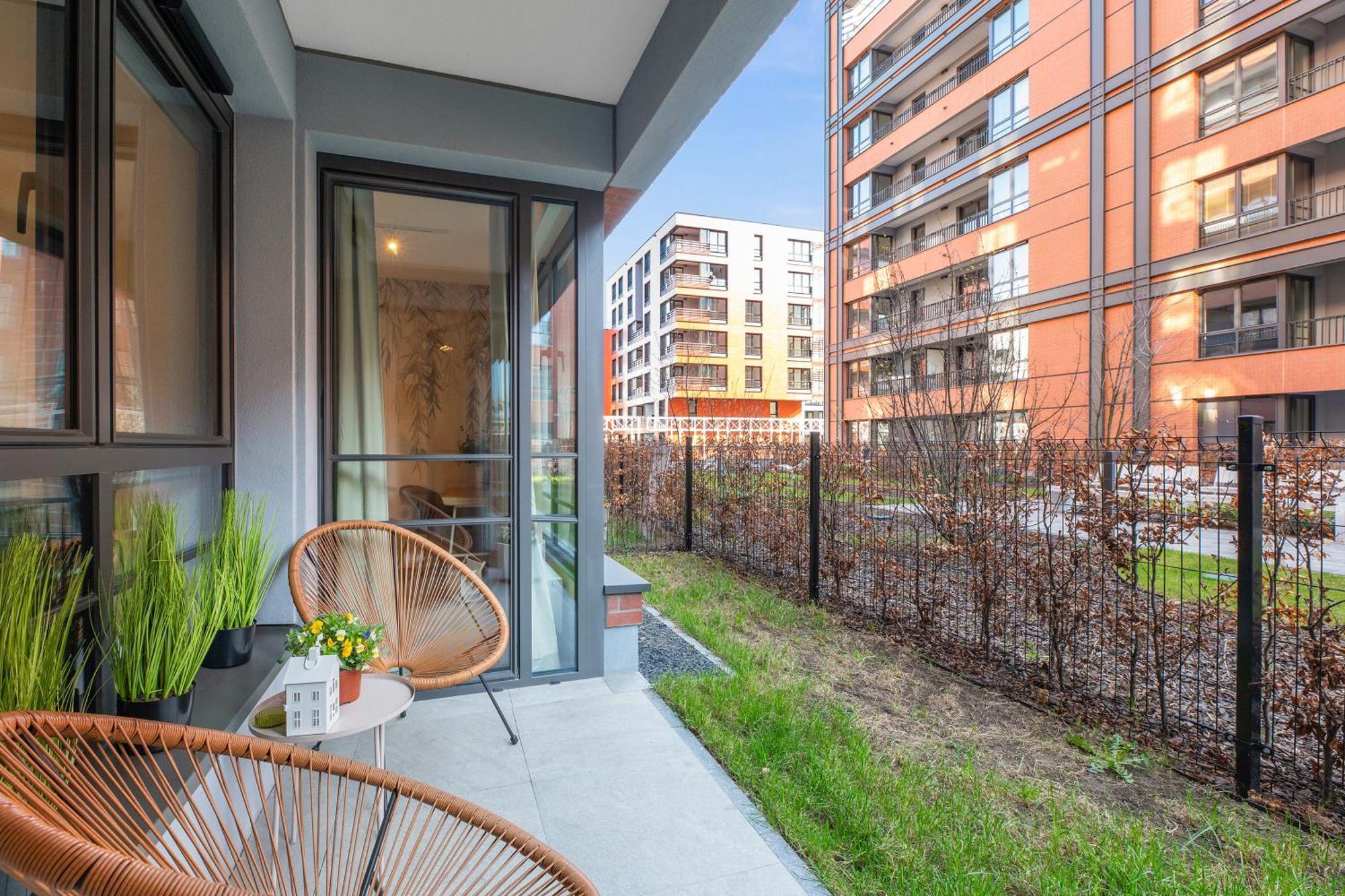 Doki Living - Foodhall & Parking By Downtown Apartments Гданск Екстериор снимка